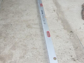 Правило-уровень 2 метра двуручный 500 руб.