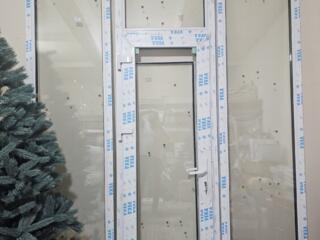 Продаётся оконная рама с окнами и дверьми