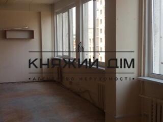 В девятиэтажном административном здании по адресу Златоустовская, 3. .