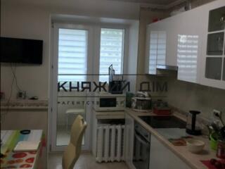 Продається простора трикімнатна квартира на вулиці Митрополита Андрея 