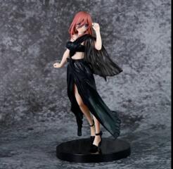 Фигурка аниме-персонажа в черном платье