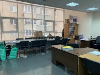 Оренда офісного приміщення на м.лівобережна. Офіс 80 м.кВ з ремонтом .