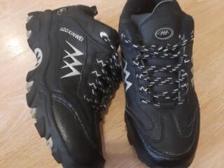 Кроссовки утеплённые р 35