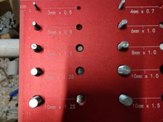 Стенд с резьбами