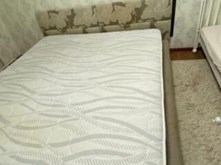 Продам двуспальную кровать с матрасом.