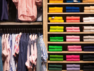 Сезон работы на складе брендовой одежды.