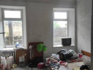 Предлагается к продаже две комнаты в коммунальной квартире в центре ..