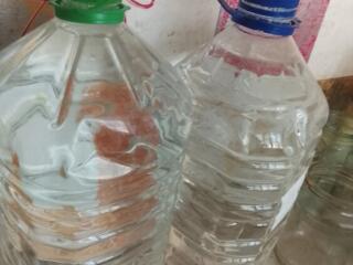 Продаются пустые пластмассовые бутылки.