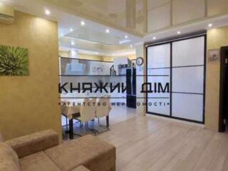 Продається простора 3-кімнатна квартира по вулиці Ревуцького 7в ( ( ..