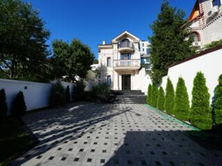 Casă particulară pe str. Anton Crihan — lângă parcul Valea Morilor.