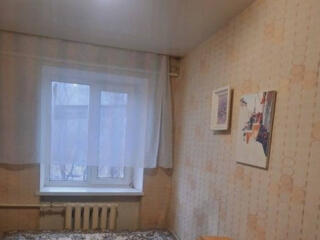 Предлагается к продаже просторная комната в Приморском районе города .