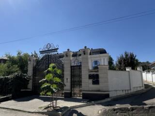 Compania Lumea. md oferă spre vânzare Townhouse în sectorul Centru.