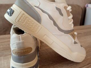 Кроссовки 42 размер.