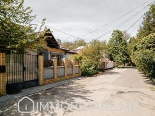 Duplex, sect. Centru Vă propunem spre vânzare 2 case amplasate pe un .