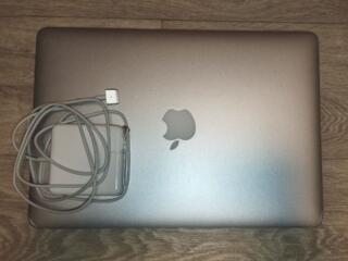 MacBook Air (13 дюйм., 2015 г. ) батарея 2-4 часа, зарядка в комплекте