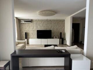 В продаже просторная двухкомнатная квартира в самом престижном районе 