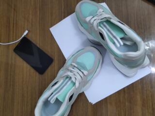 Продам новые кроссовки