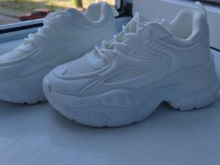 Продам новые женские кроссовки