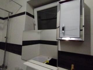 Продаю. Мойдодыр в ванную, со шкафчиками, полкой и зеркалом.