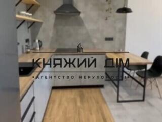 Продаж видової квартири з панорамними вікнами та дизайнерським ...