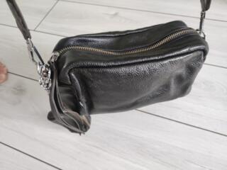Продам модную кожаную сумочку, небольшого размера в хорошем состоянии