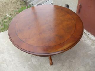 Masuta din lemn pentru jurnale.