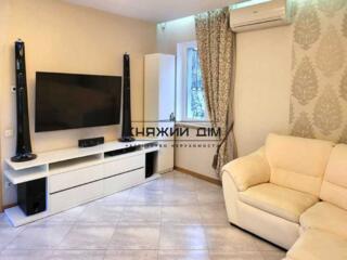 Уяви: літо, прохолодний ранок, ти п'єш каву у себе в саду, ...