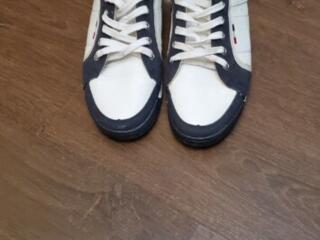 Продам кроссовки