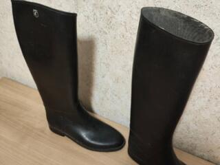 Продам отличные резиновые сапоги, сороковой размер, 077589539.