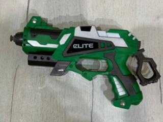 Детский пистолет на резиновых пульках.