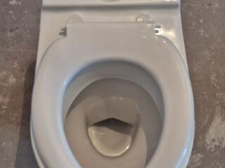 Продам унитаз 300 лей / Vind toaleta 300 lei