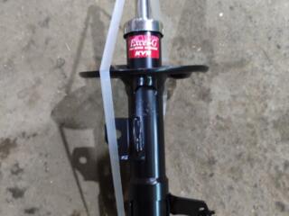 Lexus es300h Амортизатор передний левый.