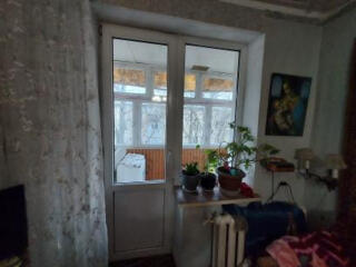 2-х комнатная, 4/4 эт. 43 /29 /6 м2. Стеклопакеты, паркет, балкон.