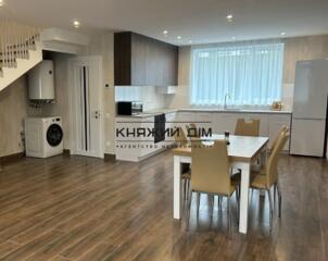 Пропонується до оренди 2-х поверховий таунхаус за адресою Квіткова,8. 