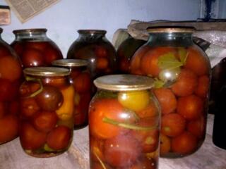 Продам закатки огурцы помидоры компоты бутыли 3л 05 