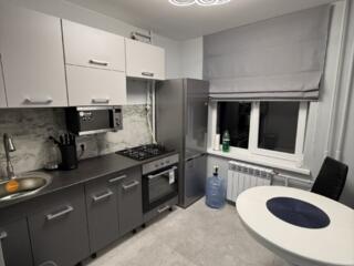 Квартира с евроремонтом и всей необходимой техникой.