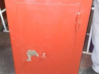 Продам сейф металлический маленький