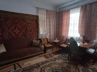 Продаж будинку по вул. Рибній з великою ділянкою