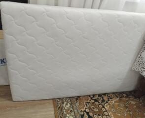 кровать деревянная б/у и матрас ортопедический новый 3500 лей