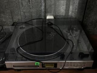 Продам акустическую систему с проигрывателем виниловых пластинок