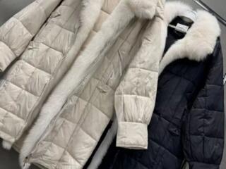 Облегчённый пуховик молочного цвета со съемным мехом.