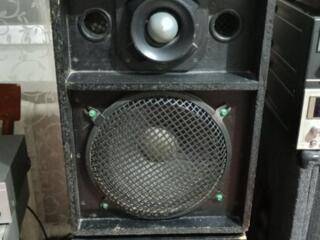 Продам комплект аудио аппаратуры 2 колонки и усилитель.