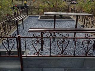 Ingrijirea mormintelor. Уход и уборка могил. Foto pe cruci.