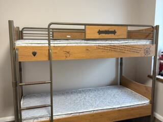 2х ярусная кровать с матрасами, новая