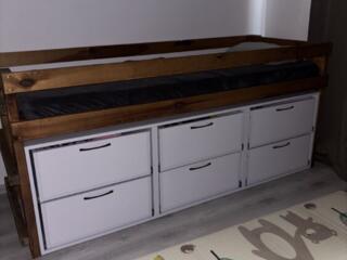 Кровать для детей с местом для хранения