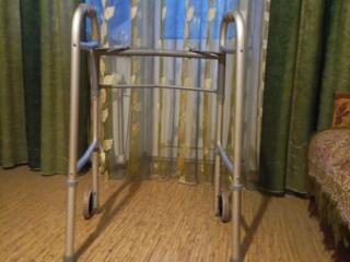 Продам регулируемые ходунки с колёсиками б/у в исправном состоянии.