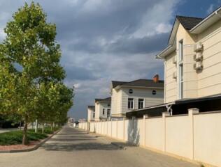 33920. Продам современный дом в жилом комплексе ...