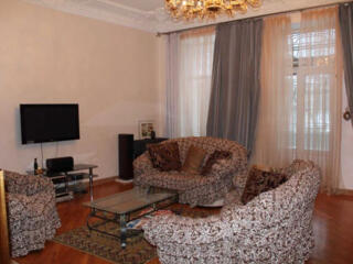 Продам квартиру 102 кв. м., 2/4, районе Музкомедии, ул. Леонтовича.