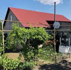 Продается жилой дом площадью 100 м², состоящий из двух частей. ...