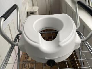 Насадка на унитаз с поручнями для пожилых и инвалидов